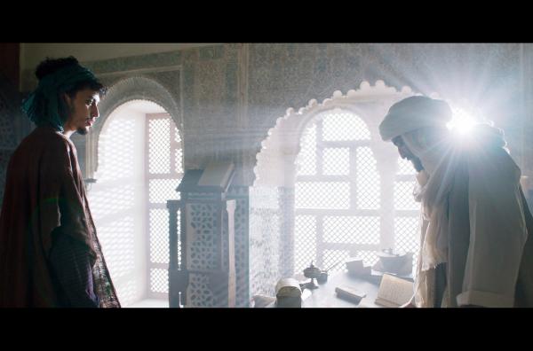 Bild 1 von 5: Verse von Ibn al-Khatib (re.) und Ibn Zamrak (li.) schmücken die Wände der Alhambra (Spielszene).