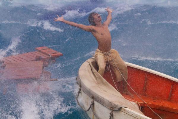 Bild 1 von 19: Als alles verloren scheint, peitscht ein Orkan Pi (Suraj Sharma) und seinen Tiger Richard Parker an das Ufer eines wundersamen Eilands voller Überraschungen ...