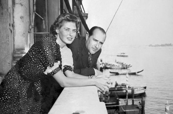 Bild 1 von 3: Ingrid Bergman und Roberto Rossellini 1950 in Venedig: Wochenlang bereiten sie sich gemeinsam auf den Film ?Stromboli? vor und beginnen eine leidenschaftliche Affäre.