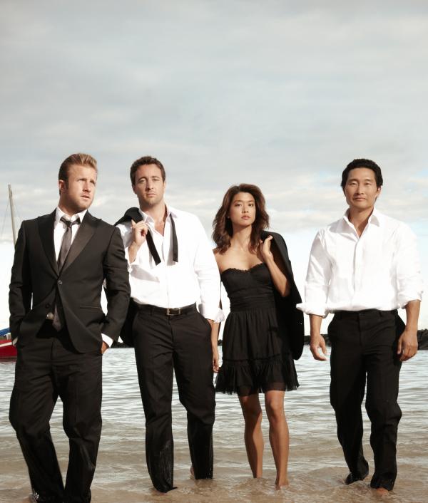Bild 1 von 43: (1. Staffel) - Hawaii Five-0 - Eine Spezialeinheit der Polizei, die das organisierte Verbrechen auf Hawaii bekämpft: Steve McGarrett (Alex O'Loughlin, 2.v.l.), Danny Williams (Scott Caan, l.), Chin Ho Kelly (Daniel Dae Kim, r.) und Kono Kalakaua (Grace Park, 2.v.r.) ...