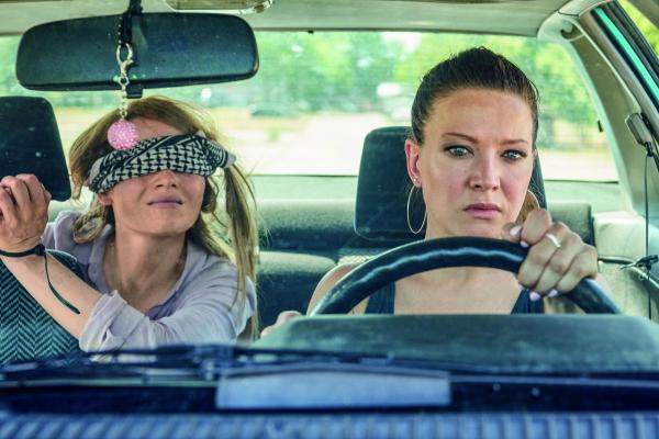 Bild 1 von 8: Franny (Karoline Herfurth, l.); Mel (Hannah Herzsprung, r.)