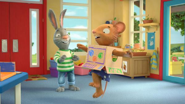 Bild 1 von 3: Posy tanzt nach Pips Pfeife.