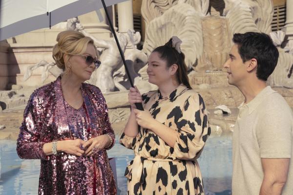 Bild 1 von 2: Nach dem Erfolg ihres Solo-Specials startet Deborah (Jean Smart, l.) in eine neue Phase ihrer Karriere. Sie will sich neu erfinden und sich unabhängig von ihrem alten Image als Las-Vegas-Entertainerin etablieren, unterstützt von ihren Agenten Kayla (Meghan Stalter) und Jimmy (Paul W. Downs).