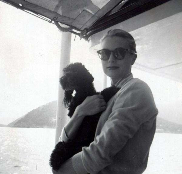 Bild 1 von 6: Im Bild: Grace Kelly während ihrer Hochzeitsreise 1956 an Bord des Segelschiffs \