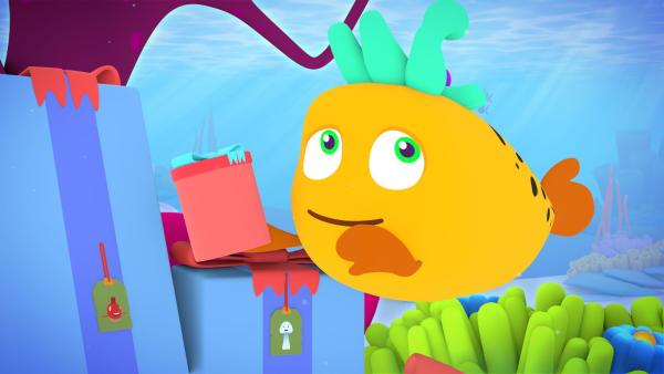 Bild 1 von 1: Buba überlegt, welches von den Geschenken sie sich aussuchen möchte.