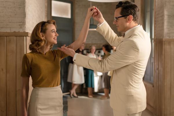 Bild 1 von 10: Clara Montesinos (Marta Hazas, l.); Raúl de la Riva (Asier Etxeandia, r.)