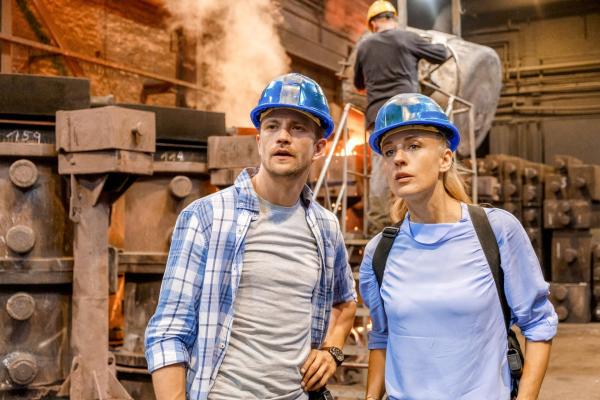 Bild 1 von 15: Im Bild: Michael Steinocher (Simon Steininger), Lilian Klebow (Penny Lanz).