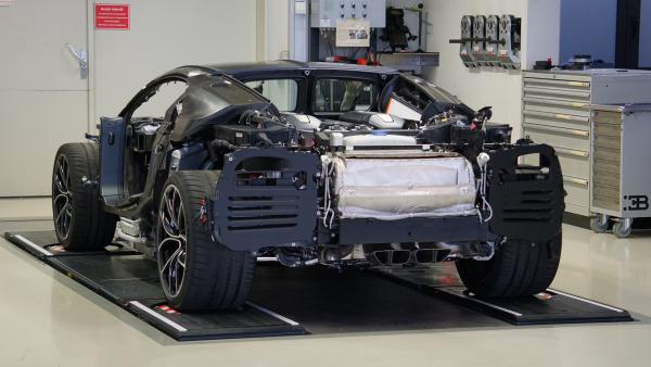 Bild 1 von 4: Das Fahrgestell des Bugatti Chiron besteht aus zwei Teilen, die im Laufe der Produktion per Hand zusammengesetzt werden.