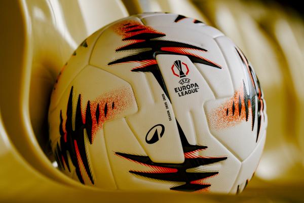 Bild 1 von 2: Der UEFA Europa-League-Ball der Saison 2025-2026 während der ServusTV-Übertragung der \