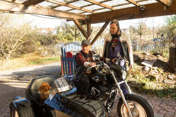 Bild 1 von 5: Anton Kreutzner (Claus Theo Gärtner, l.) und sein Hund Fidel sind von dem neuen Motorrad, das ihnen Karl \