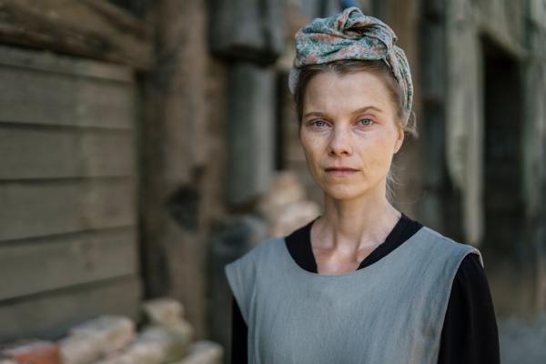 Bild 1 von 11: In Breslau war Elli Göbel (Henrike von Kuik) Geigenlehrerin. Seit ihrer Flucht nach Dresden arbeitet sie als Trümmerfrau. Den Job hat ihr das Arbeitsamt zugewiesen.