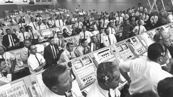Bild 1 von 3: Beim Start der Saturn V hält die Kommandozentrale gespannt den Atem an - wird der erste bemannte Flug zum Mond gelingen?