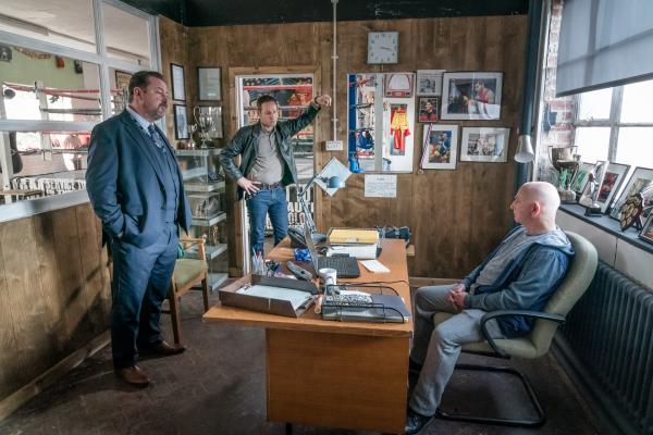 Bild 1 von 5: Die Ermittlungen führen zu einem Boxstudio in der Stadt. Dabei befragen DI Anthony Manning (Daniel Ryan, l.) und DS James Clarke (Andrew Dowbiggin, M.) Vinnie (Gary Lewis, r.), den Boxtrainer des Opfers. Da der Verstorbene regelmäßig im Boxstudio trainierte, ist die Aussage des Trainers für die Beamten sehr wichtig.
