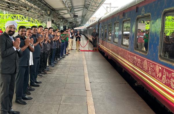 Bild 1 von 7: Die Mannschaft des Deccan Odyssey steht Spalier auf dem Bahnsteig im Bahnhof Mumbai in Indien.