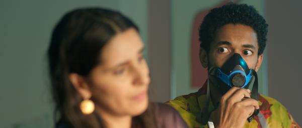 Bild 1 von 7: Theo (Benito Bause) hat panische Angst vor dem neuen Virus. Seine Frau Mari (Maryam Zaree) sieht das anders.