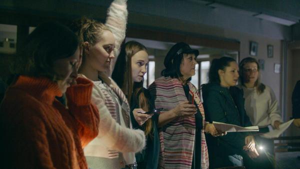 Bild 1 von 20: Im Bild: Vera Lebedynska (mi.) ist Schauspielerin am Theater in Mariupol. Sie überlebte den russischen Bombenangriff auf das Theater nur knapp während viele ihrer Kollegen starben.