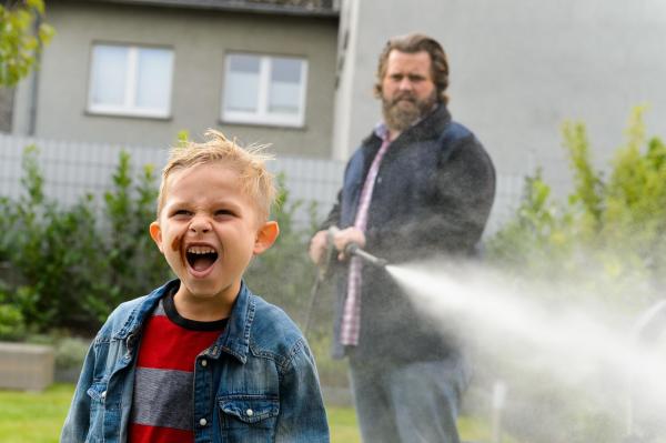 Bild 1 von 17: (2. Staffel) - Ob zu Hause im Garten mit den Kids, im Job oder im Urlaub - Antoine Monot, Jr. schlüpft in unterschiedliche Männer-Rollen und bringt witzige Momente aus dem Alltag auf den Punkt.