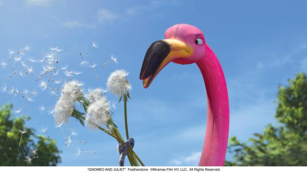 Bild 1 von 35: Zwei Familien, zwei Gärten, zwei verfeindete Gartenzwergparteien: Es herrscht ein erbitterter Kampf zwischen den Gartenzwergfamilien Capulet und Montague. Von einer Vorgartenidylle kann hier keine Rede sein! Beim gefährlichen Rasenmäherrennen wird Gnomeo von seinem Widersacher Tybalt mit unlauteren Mitteln überlistet. Deshalb will Gnomeo zusammen mit seinen Freunden Rache üben. Beim Versuch, Tybalts Rasenmäher zu zerstören, trifft Gnomeo auf die wunderschöne Zwergendame Julia - eine Capulet! Die beiden jungen Gartenzwerge verlieben sich Hals über Kopf ineinander, verheimlichen dies aber wegen der Familienfehde. Allerdings haben sie ihre Rechnung ohne Benny gemacht, einen Zwerg des Montague-Clans, der sie bei einem Treffen beobachtet.