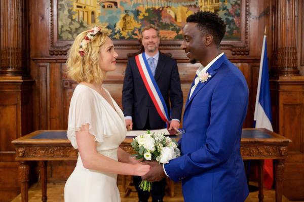 Bild 1 von 6: Lou (Camille Lou, l.) und Max (Ahmed Sylla, r.) wünschen sich eine Hochzeit im kleinsten Kreis.