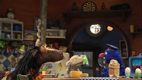 Bild 1 von 5: Wolle ruft die Polizei und Inspektor Grobi nimmt die Ermittlungen auf. Ob Pferds Lüge jetzt auffliegt?