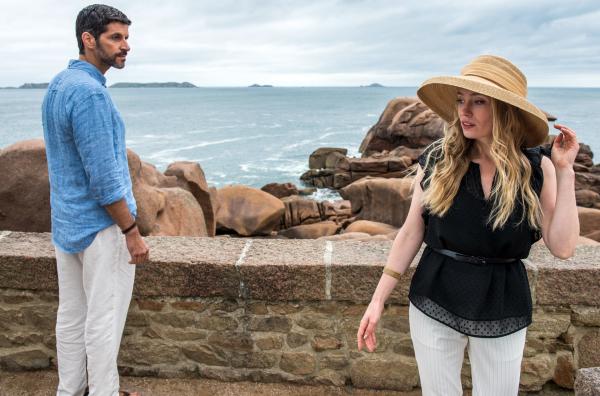 Bild 1 von 1: Kommissar Dupin (Pasquale Aleardi) wundert sich über seine Zimmernachbarin Alizée (Katharina Heyer).