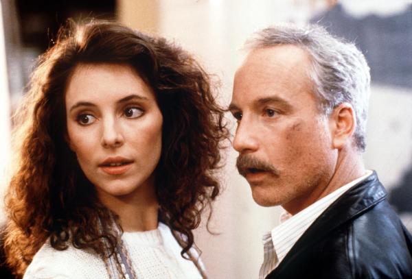 Bild 1 von 3: Aus der Routine-Überwachung wird ein brenzliger Fall, weil sich Chris (Richard Dreyfuss, r.) in Maria (Madeleine Stowe, l.) verliebt: Sie darf nicht wissen, dass er Polizist ist, und auf seiner Dienststelle soll niemand erfahren, dass er sich mit einer Verdächtigen eingelassen hat.