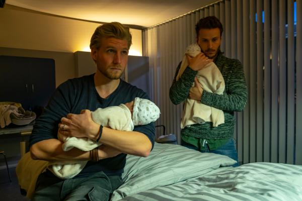 Bild 1 von 5: Fabian Marx (Hannes Schmid, l.) und Markus Jenner (Nicolas Wolf, r.) müssen sich gemeinsam um die Zwillinge kümmern.