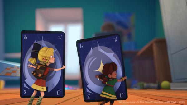 Bild 1 von 3: Im Schutze der Spielkarten verlassen Yuna und Arrietty das Kinderzimmer.