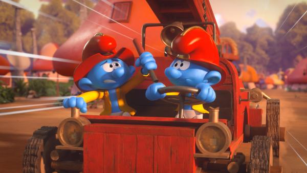 Bild 1 von 1: Clumsy und Dummi brausen mit dem Feuerwehrauto durch das Dorf und verursachen mehr Unfälle als sie beseitigen können.