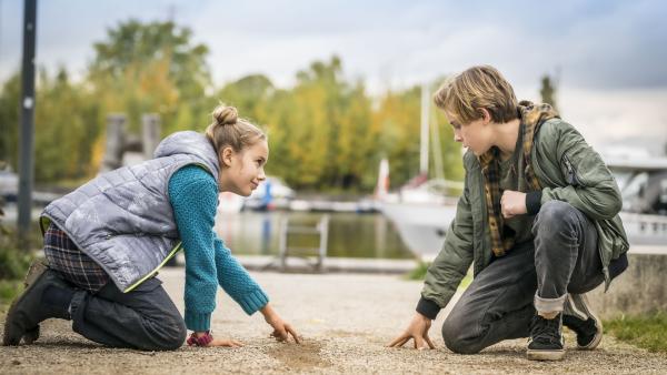 Bild 1 von 9: Clarissa (Charlotte) und Jonny (Leander) auf Spurensuche