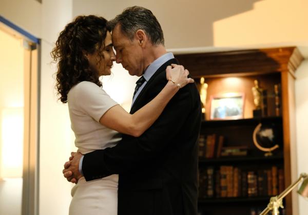 Bild 1 von 16: Kann Randolph (Bruce Greenwood, r.) Lane (Melina Kanakaredes, l.) beistehen?