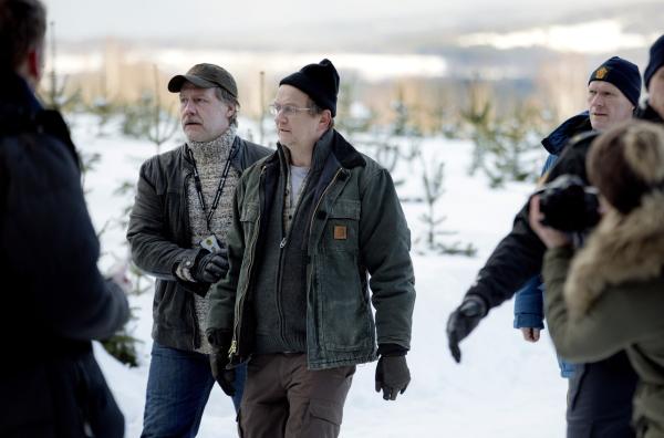 Bild 1 von 2: Wisting (Sven Nordin, rechts) und Nils (Mads Ousdal, links) müssen ihren Ex-Kollegen Frank (Gard B. Eidsvold) zurückhalten.