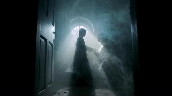 Bild 1 von 6: Lee Harris (Adina Porter, r.)