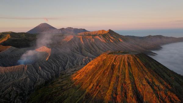 Bild 1 von 32: Im Bild: Wenn die Sonne den Bromo-Vulkan küsst, offenbart sich eine der spektakulärsten Landschaften Indonesiens.