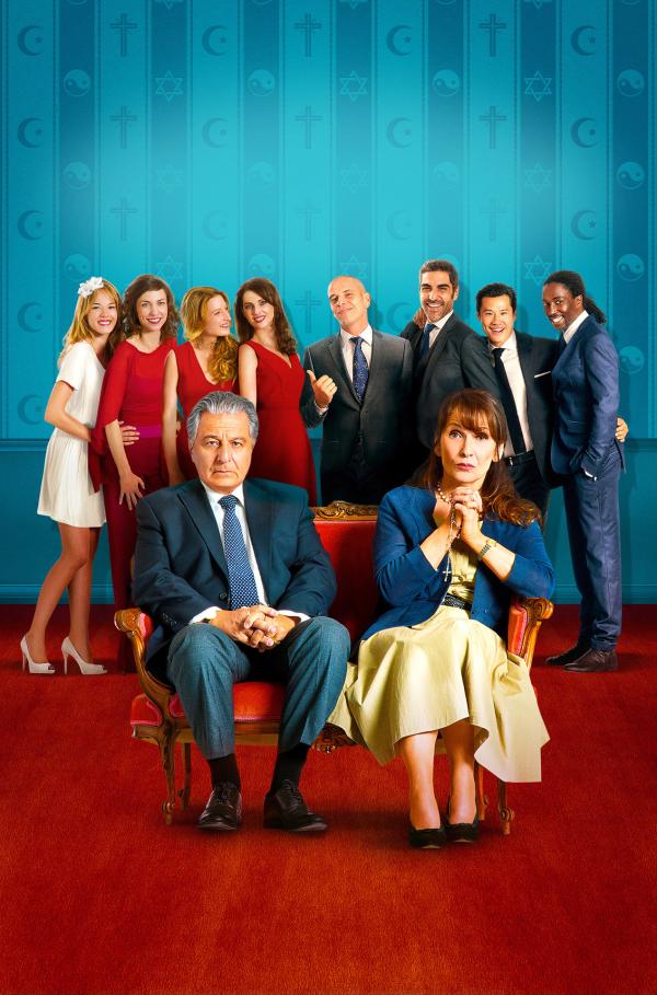 Bild 1 von 1: Monsieur Claude (Christian Clavier, vorne rechts) und Ehefrau Marie Verneuil (Chantal Lauby, vorne links) mit ihren Töchtern (von links) Laure (Élodie Fontan), Ségolène (Émilie Caen), Isabelle (Frédérique Bel) und Odile (Julia Piaton) sowie ihren Männern (von rechts) Charles (Noom Diawara), Chao (Frédéric Chau), David (Ary Abittan) und Rachid (Medi Sadoun).