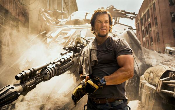 Bild 1 von 6: Mark Wahlberg plays Cade Yaeger in TRANSFORMERS: THE LAST KNIGHT, from Paramount Pictures.