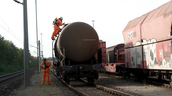 Bild 1 von 2: Ein Kesselwagen gefüllt mit Wasserstoffperoxid wird für die Feuerwehr zum Ernstfall. Nachdem sich der Wagen in den sommerlichen Temperaturen aufgeheizt hatte, drohen giftige Dämpfe zu entweichen.