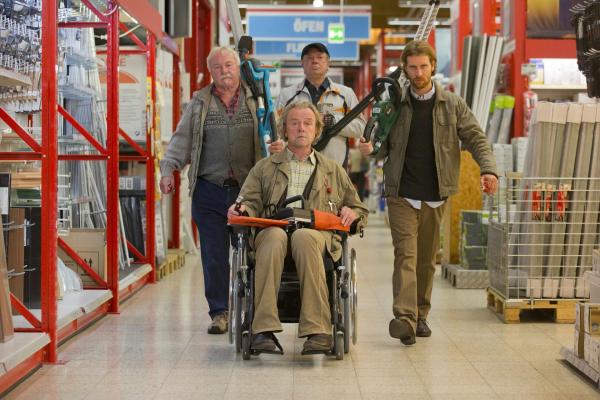 Bild 1 von 13: Kurt (Axel Siefer, vorne) lässt sich von Karstens (Alexander Kasprik, r.) Mut im Kampf gegen den \