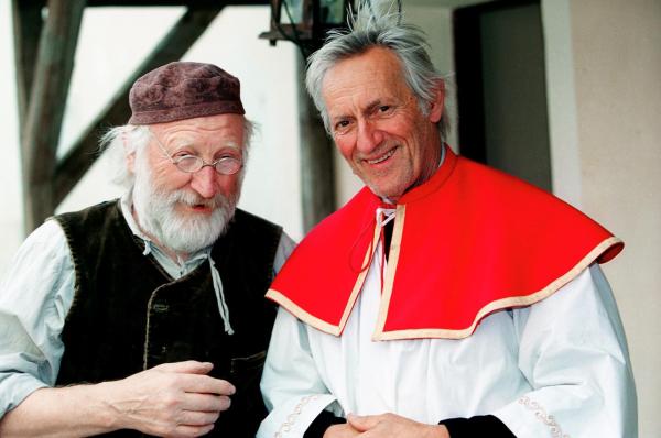 Bild 1 von 10: Im Bild: Karl Merkatz (Angerer-Wirt), Hannes Thanheiser (Mesner).