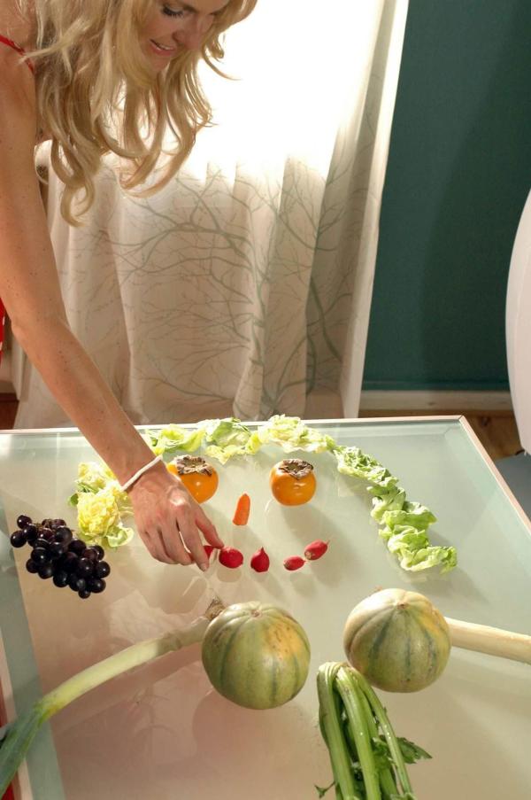 Bild 1 von 16: Sandra (Yvonne Schönherr) zeigt sich äußerst kreativ, als sie Adam bei der Suche nach dem \