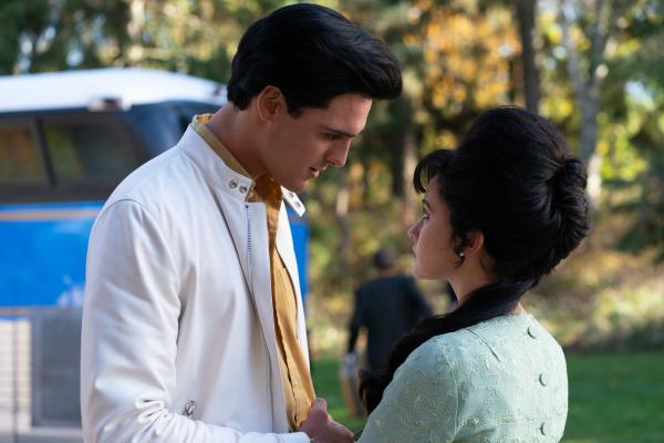 Bild 1 von 14: Durch seine häufigen Filmdrehs und Konzerttourneen lässt Elvis (Jacob Elordi, l.) Priscilla (Cailee Spaeny) oft alleine.
