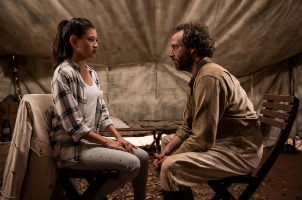 Bild 1 von 7: Kyra (Kimie Tsukakoshi, l.) wird von dem Forscher Magnus Sorenson (Anthony Standish, r.) festgehalten. Er hat sie dabei entdeckt, wie sie sein Expeditionszelt durchsuchte und möchte nun wissen, weshalb.© ZDF/2020 Jonathan M. Shiff Productions/Mark Taylor - Honorarfreie Verwendung gemäß AGB im engen inhaltlichen redaktionellen Zusammenhang mit genannter Sendung einschließlich Social MediaEinschließlich Social Media© ZDF/2020 Jonathan M. Shiff Productions/Mark Taylor - Honorarfreie Verwendung gemäß AGB im engen inhaltlichen redaktionellen Zusammenhang mit genannter Sendung einschließlich Social MediaEinschließlich Social Media