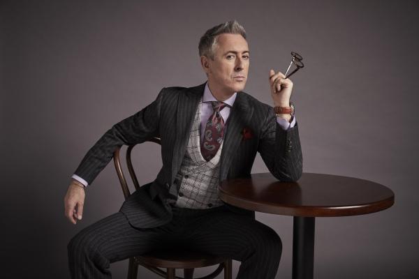 Bild 1 von 15: Dr. Dylan Reinhart (Alan Cumming)