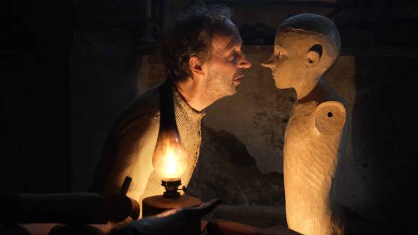 Bild 1 von 3: Geppetto, ein einsamer Tischler, schnitzt sich eine Puppe namens Pinocchio, die zum Leben erwacht. Pinocchio soll zur Schule, reißt jedoch aus und erlebt zahlreiche Abenteuer, bevor er zu Geppetto zurückkehrt.