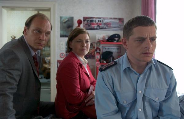 Bild 1 von 11: Winnie und Katrin stellen Rietschek unangenehme Fragen. Von links: Winnie Scheel (Martin Brambach), Katrin B?rensen (Claudia Schmutzler) und Norbert Rietschek (Volker Zack Michalowski).Honorarfrei - nur f?r diese Sendung bei Nennung ZDF und Marc Meyerbr?ker