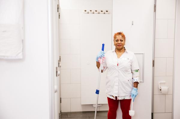 Bild 1 von 12: Jenny legt Wert darauf, dass ihre Toiletten immer sauber sind. Sie will, dass ihre Kunden zufrieden sind.