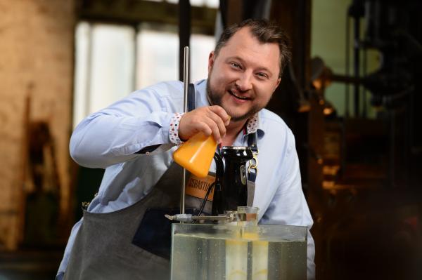 Bild 1 von 3: Produktentwickler Sebastian Lege verrät, wie die Lebensmittelindustrie unter Einsatz von viel Wasser, ein bisschen Chemie und vor allem viel geldsparender Kreativität Geld verdient.