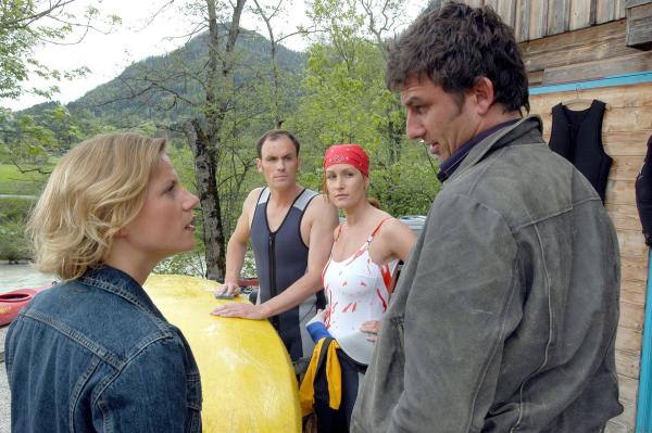 Bild 1 von 18: Im Bild (v.li.): Kristina Sprenger (Karin Kofler), Anian Zollner (Erik Pils), Nicole Beutler (Eva Brunner), Hans Sigl (Andreas Blitz).