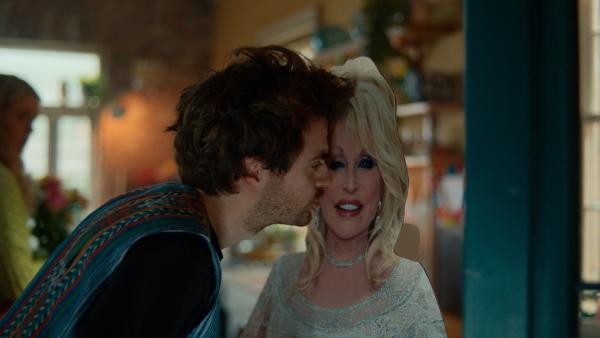 Bild 1 von 3: Jizzlord (Luke Rollason) hat den Auftrag erhalten, sich um andere Frauen zu kümmern und diese zu umwerben. Nur, weil Jen einen anderen Mann geküsst hat. Er tut sich mit dem Auftrag und der Umsetzung schwer.