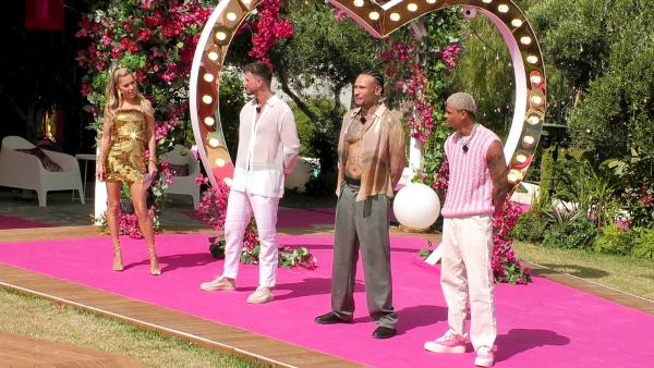 Bild 1 von 3: Sylvie hat drei Granaten mitgebracht: Maurice, Jona und Dion